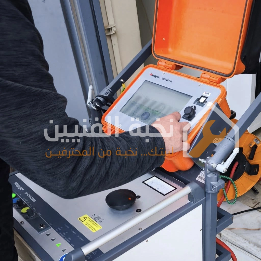 فني كهرباء يقوم بكشف التماس الكابلات الكهربائية وفحص التمديدات باستخدام أجهزة كشف الأعطال الحديثة من نخبة الفنيين.